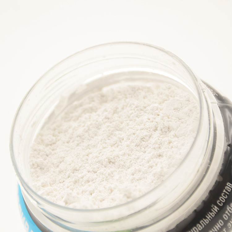 Polvere per denti fatta con ingredienti naturali per un sorriso bello e luminoso