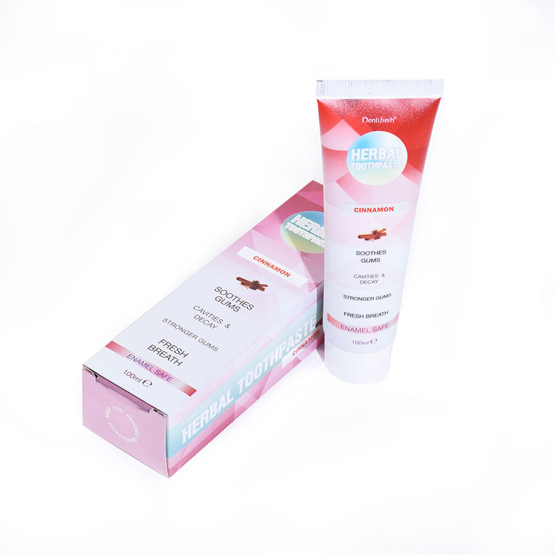 Sperimenta i benefici di lavare i denti due volte al giorno con prodotti per l'igiene orale contenenti ingredienti Aqua