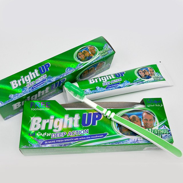 Luminoso sul dentifricio in pasta orale di rinfresco di cura di sapore della menta generico con lo spazzolino da denti libero